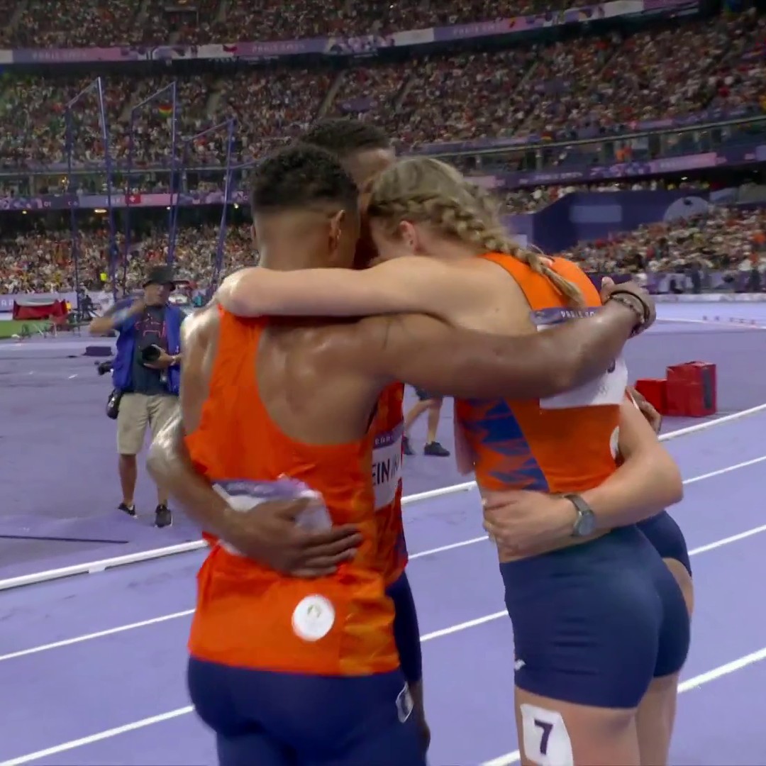 Just watch this 𝐢𝐧𝐜𝐫𝐞𝐝𝐢𝐛𝐥𝐞 finish in the 4x400m relay 🤯 Femke Bol came back from 4th place + a 10m deficit to beat the USA and win GOLD! 🥇🇳🇱 #Paris2024