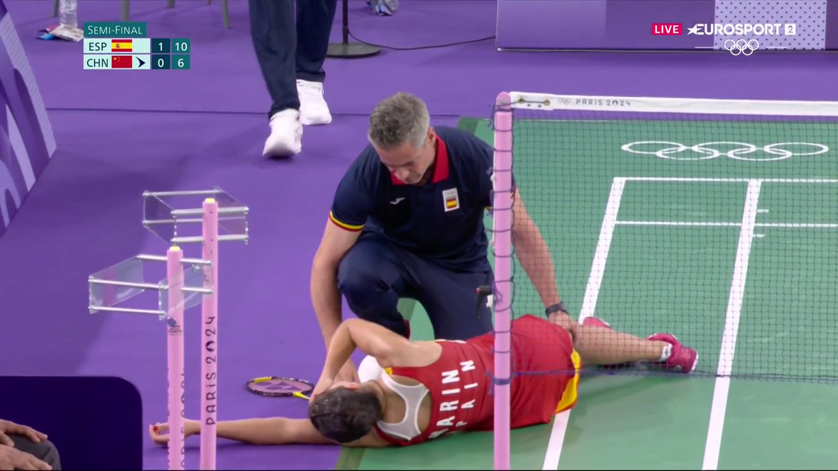 🏸Bádminton l #JuegosOlímpicos Carolina Marín🇪🇸 SE RETIRA DE LAS SEMIFINALES tras lesionarse otra vez de la rodilla 🔸Carolina iba dominando la semifinal, hundidos por ella ¡ÁNIMO CARO!
