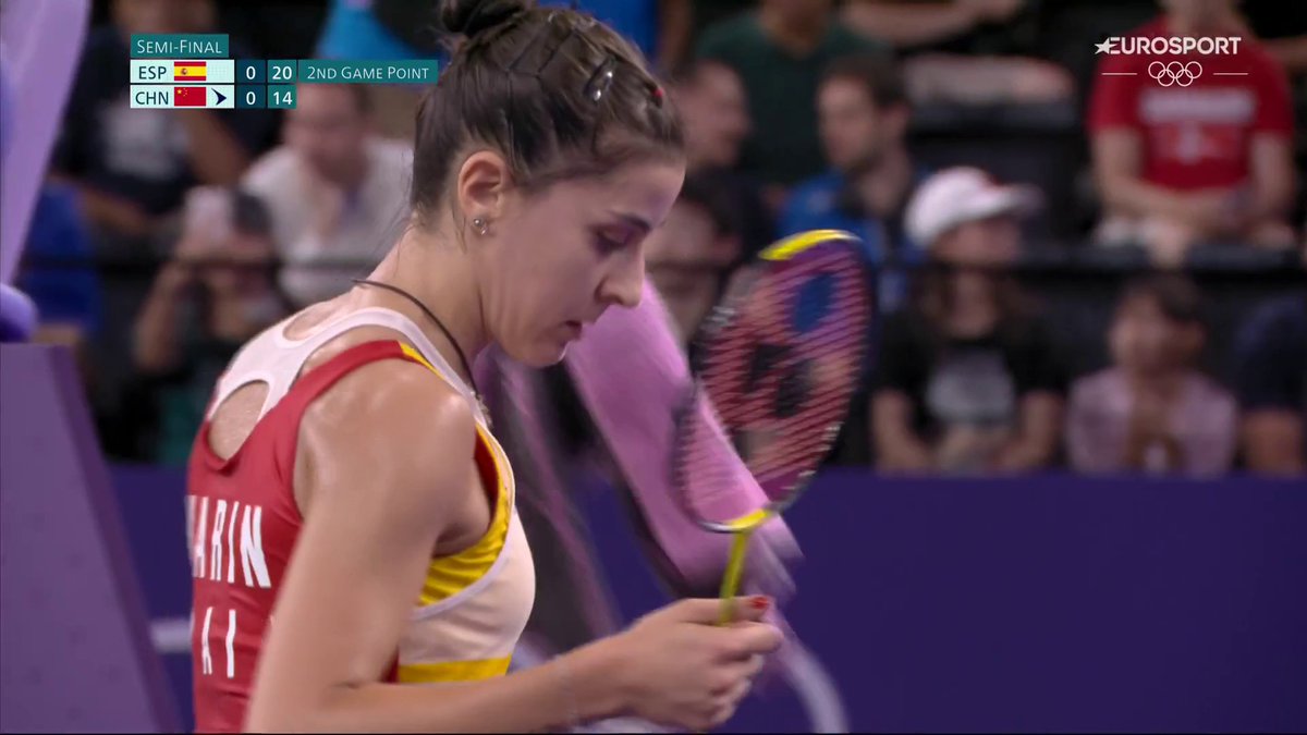 🚨 ¡No puede ser! 😢 🏸 Carolina Marín se retira por lesión en la semifinal cuando ganaba por 21-14 y 10-8 a He 🇨🇳.