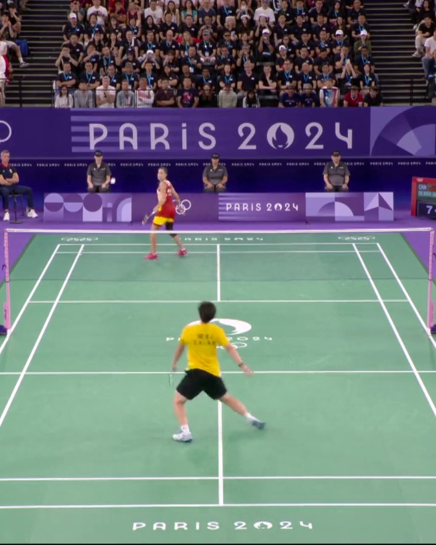 La spagnola Carolina Marín è stata costretta ad abbandonare la semifinale di badminton a causa di un brutto infortunio al ginocchio destro: le lacrime e l'abbraccio con l'avversaria 😞🏸 #Paris2024 #Olympics #HomeOfTheOlympics #Olimpiadi #Parigi2024 #Badminton