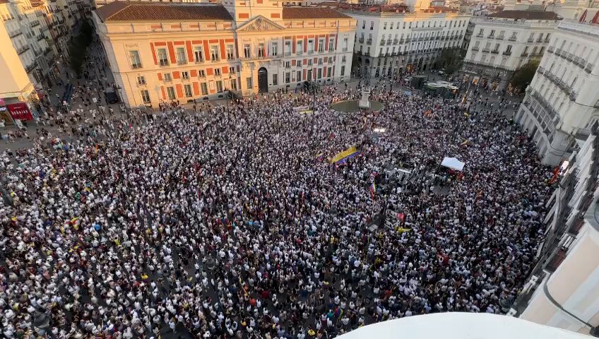HUGE Massive protest in Spain with thousands of people protesting against Socialism and for freedom in Venezuela. Will the media show this? 👇