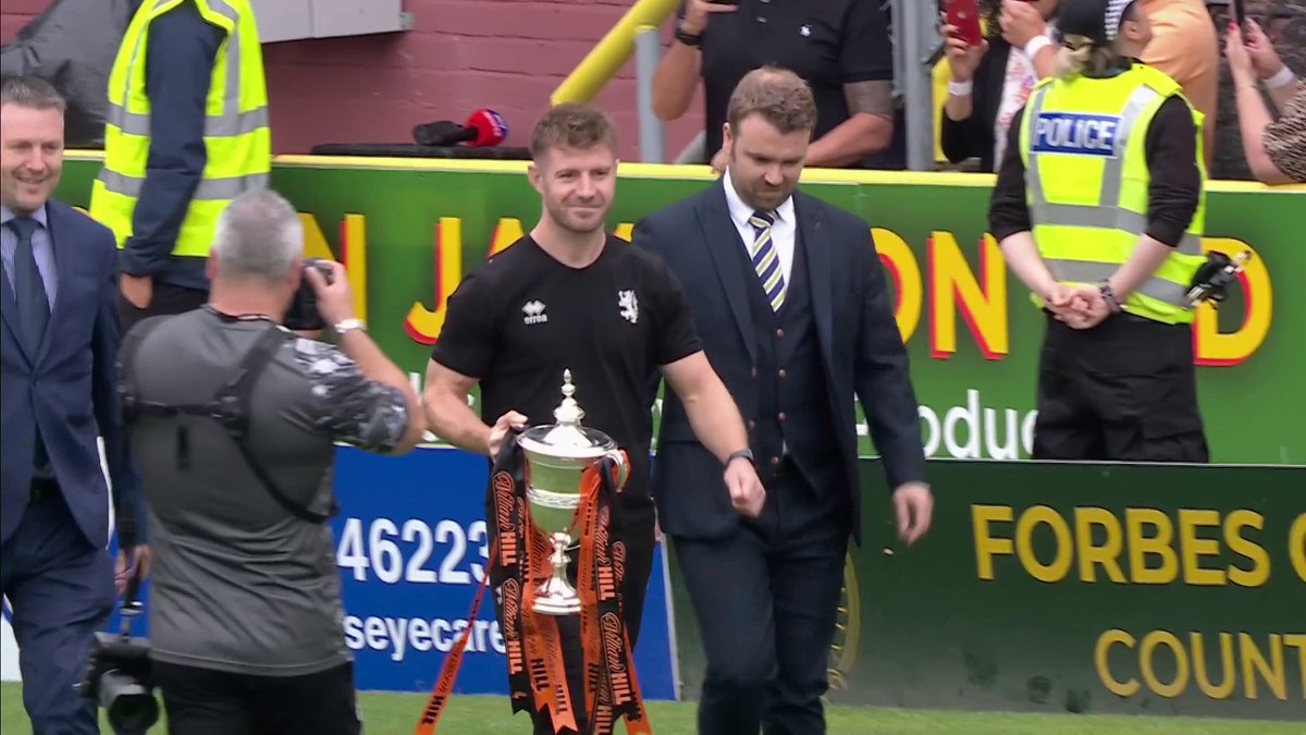 👀 A guard of honour from your rivals Dundee United are back in the top flight after winning the Scottish Championship - welcomed by their city neighbours. Watch the derby live 𝙉𝙊𝙒 Sky Sports Football 📺