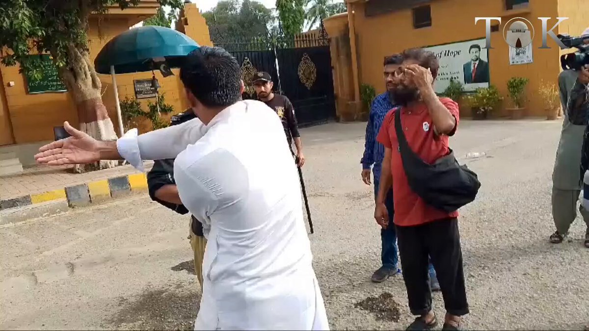 بلدیہ ٹاؤن کے رہائشی عبدالرزاق نے گورنرہاؤس کے باہر احتجاجاً پٹرول چھڑک کر خودسوزی کی کوشش کی۔ نوجوان کا کہنا تھا کہ شہر میں اسٹریٹ کرائم کی وارداتیں ہورہی ہیں، موبائل چھیننے جارہے ہیں، اسکی درخواست جمع کرانے آیا تھا لیکن کوئی شنوائی نہیں ہورہی۔ #TOKAlert #Karachi