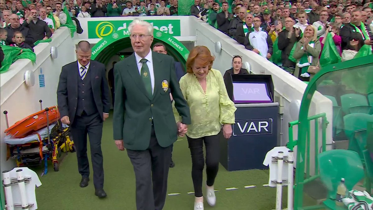 ๐"๐๐ก๐ฎ ๐ฉ๐๐ ๐๐ก๐๐..." Lisbon Lion Jim Craig unfurls the league flag at Celtic Park ahead of the match against Kilmarnock. Watch live ๐ก๐ข๐ช Sky Sports Football ๐บ