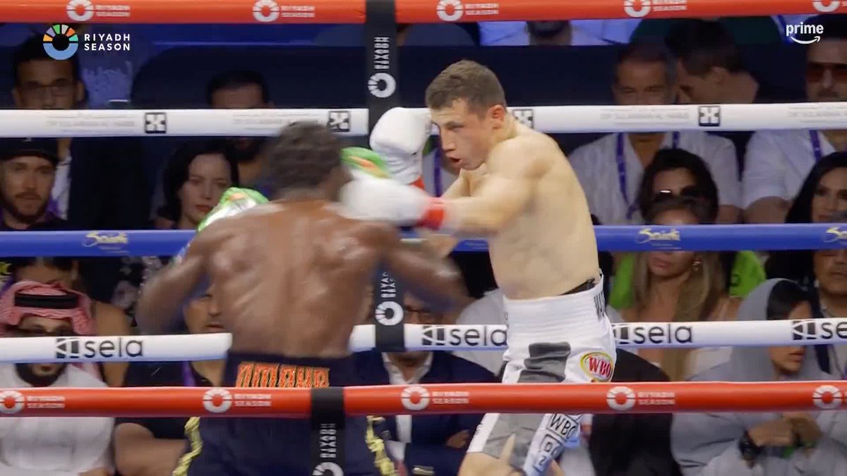 Terence Crawford would do this and the the announcers would act like nothing happened 😂