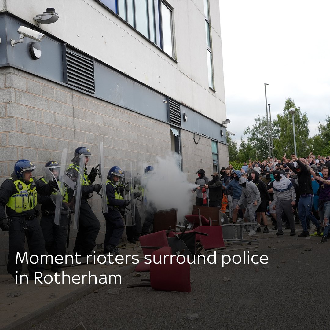 This is the moment anti-immigration rioters smashed through a Holiday Inn hotel door in Rotherham and surrounded police ⬇️