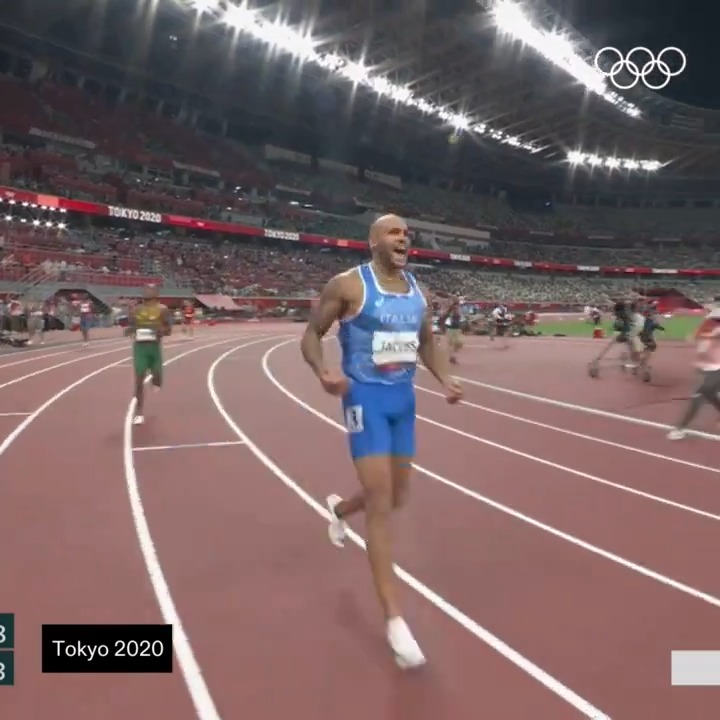 Il 100m di Tokyo rimarrà per sempre nella storia, Tamberi (che stava esultando da mezz’ora girando attorno lo stadio semivuoto) che aspetta Jacobs dopo il traguardo è un momento di AURA OLIMPICA