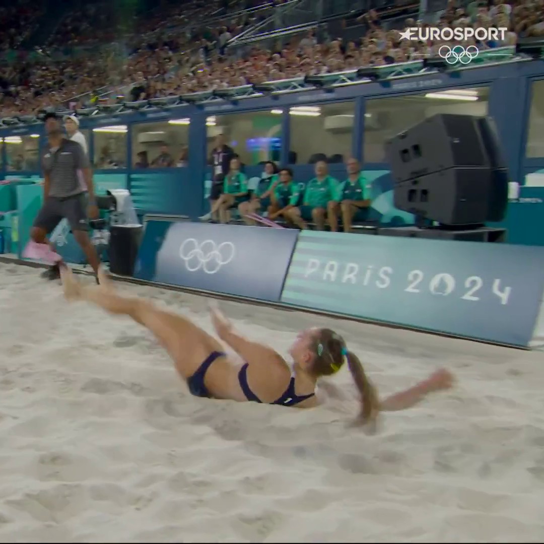 🤯 Alerte point de 𝐳𝐢𝐧𝐳𝐢𝐧 en beach-volley ! On n'a toujours pas compris comment les Italiennes ont gagné ce point 😱 Suivez les Jeux de #Paris2024 sur Eurosport avec Max, Canal+ et nos partenaires de distribution