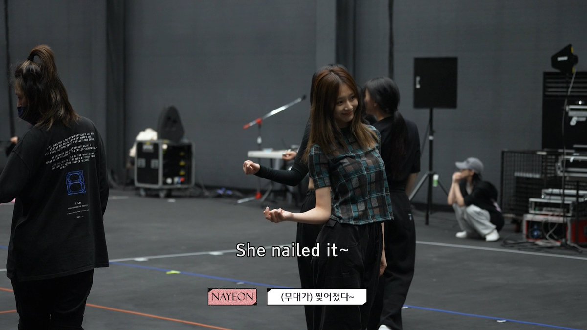 The girls' reactions watching Tzuyu practice her solo stage, this is gonna be them in one month for her debut 🥺