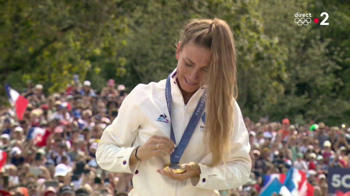 Avec le recul, c'est vraiment le grand moment d'émotion de ces JO, côté Français. Les larmes de Pauline Ferrand-Prévot, sa façon de regarder sa médaille d'or, son destin enfin accompli Et les "merci Pauline" de la foule #Paris2024