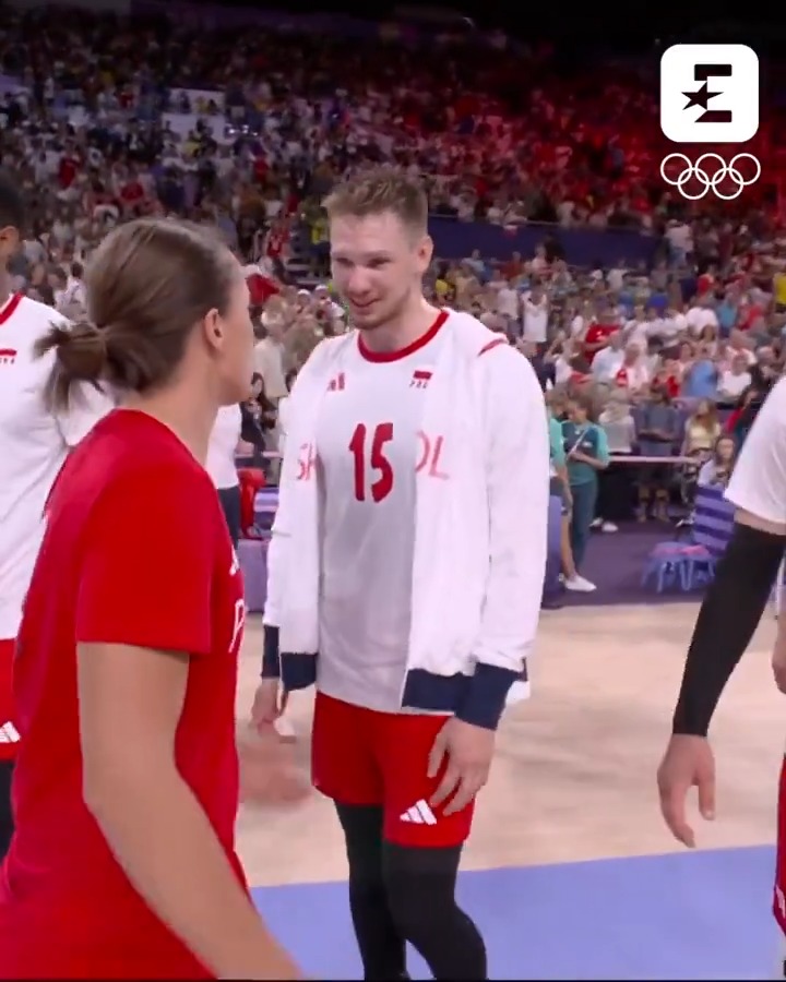 How do you celebrate securing the first men's volleyball semi final spot for Poland since 1980? Get Iga Swiatek to celebrate with you of course 🥳 #Paris2024