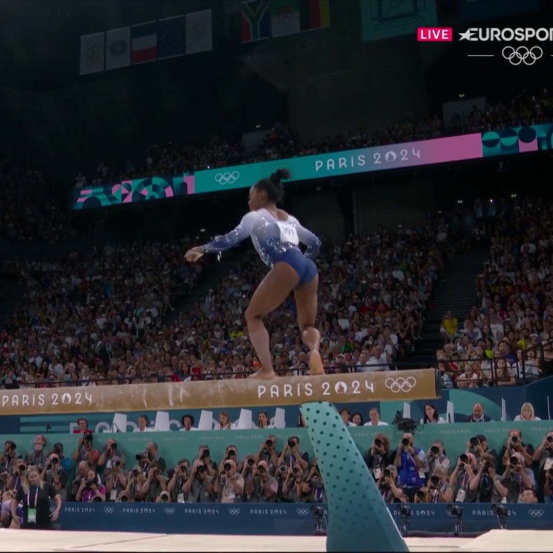 ๐ข OH NON ! La chute pour Simone Biles ! Comme de nombreuses athlรจtes avant elle, l'Amรฉricaine tombe de la poutre Suivez les Jeux de #Paris2024 sur Eurosport avec Max, Canal+ et nos partenaires de distribution
