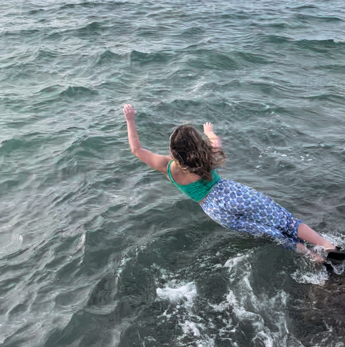 Follow these five #FloatToLive steps if you're in difficulty in water 👇 Tilt your head back, ears submerged Relax & breathe normally Move hands to stay afloat It’s OK if legs sink - we all float differently Spread arms & legs for stability In an emergency call 999 or 112 📞