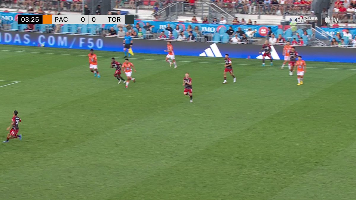 El ecuatoriano 🇪🇨 Andrés Micolta llega oportuno a despejar y evitar el gol del Toronto. El Pachuca, equipo dirigido por Guillermo Almada y donde juega Ángel Mena, perdió (1-2) de local y complica su clasificación a la siguiente ronda.