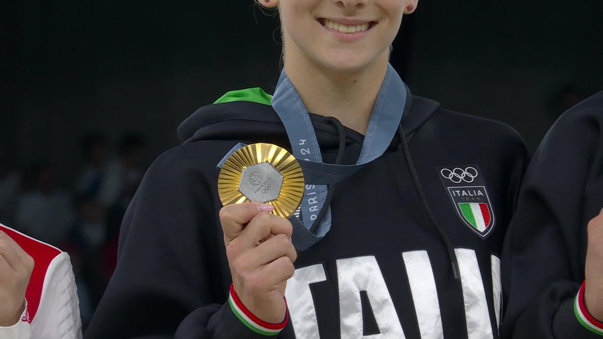 ¡SE VALE DE TODO! 😅🏅 Tras ganar la plata Zhou Yaqin vio a las italianas morder su medalla, y pues... #ParísEsTuyo