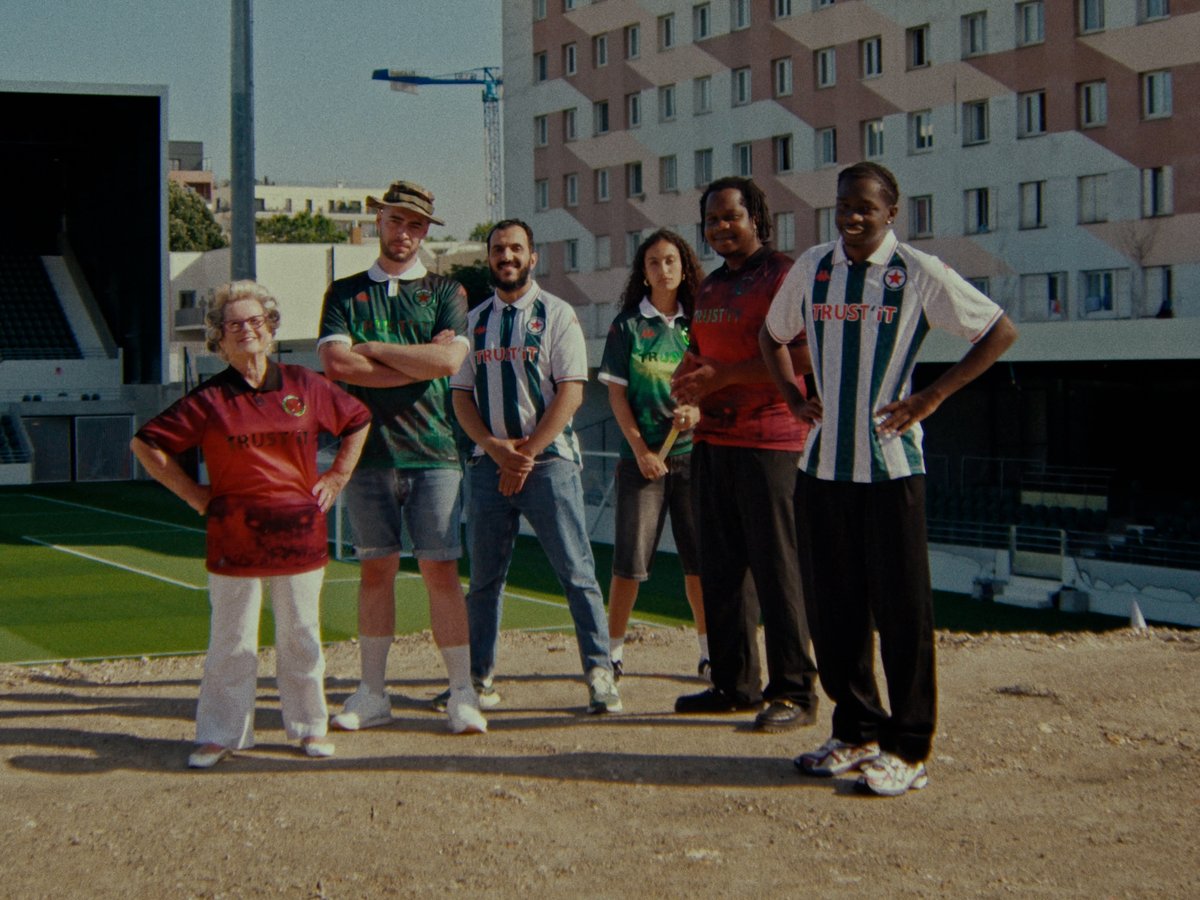 Red Star everywhere Le Red Star FC ✪ dévoile, aux côtés de Kappa 🇫🇷, sa nouvelle collection maillots 24/25 Une collection pour une célébration : celle du retour du Red Star en Ligue 2 à Bauer et de cette connexion unique qui unit Saint-Ouen et le club ➡️