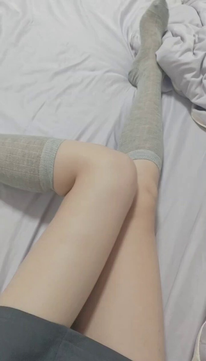 狗东西，看着亲妈的脚，在外面走了一天了，你闻一下就会硬吧？真的是没用呢🤭 #女S #原味 #无脑上贡 #findom #女性崇拜 #无脑贱狗 #贡奴 #ATM打钱奴 #无脑傻逼 #女神 #恋足
