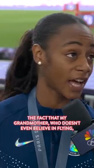 All love for her family after 🇺🇸Sha'Carri Richardson won her first Olympic medal ❤️ #ParisOlympics