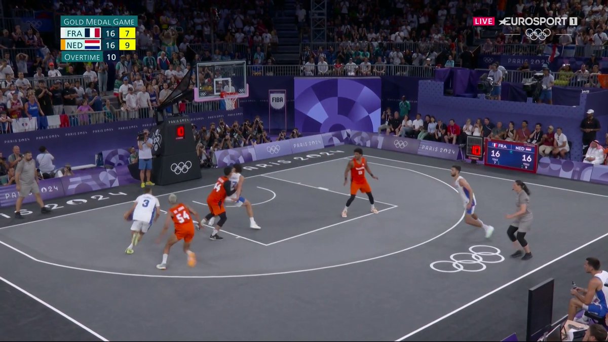 🔥🇫🇷 | Worthy de Jong maakt de tweepunter. De vlaggendrager ziet zijn olympische droom uitkomen. Nederland heeft GOUD! 🤩🥇 #Paris2024 #3x3basketball 📺 Stream Paris 2024 op HBO Max