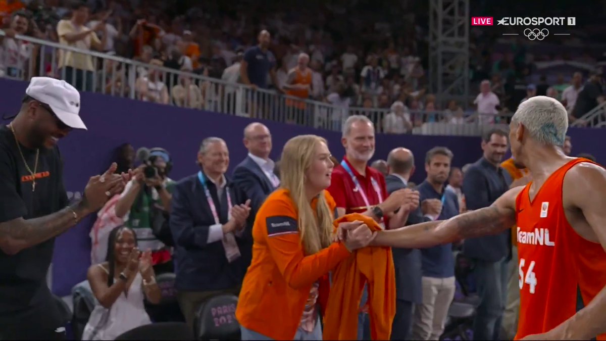 🔥🇫🇷 | De koning van de avond geeft een handje aan de toekomstige koningin. 🤩🙌 #Paris2024 #3x3basketball 📺 Stream Paris 2024 op HBO Max