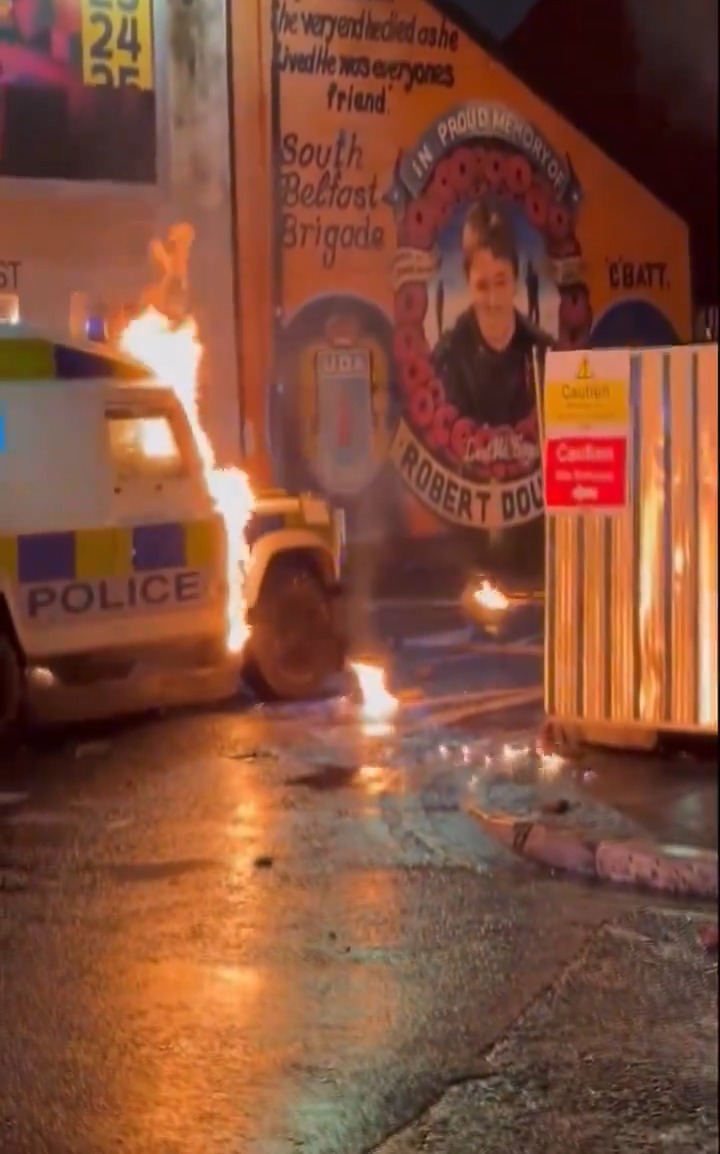 Let's check in on Belfast, Northern Ireland... #Loyalists #PSNI #CityLife #belfast #NorthernIreland #police #urban #cocktail