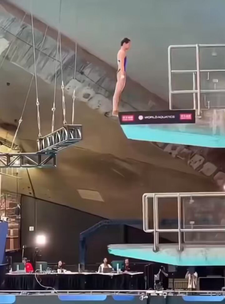 Awesome dive! 17-year-old Chinese diver dives into the water like she's forgotten how to splash around.