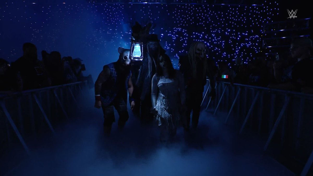 THEY'RE HERE. ⭕ #WWERaw