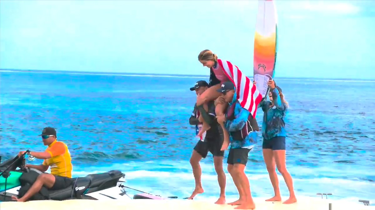 A surfing tradition like no other! 🏄♀️ Caroline Marks celebrated her gold with the "chair" honor in Tahiti! #ParisOlympics