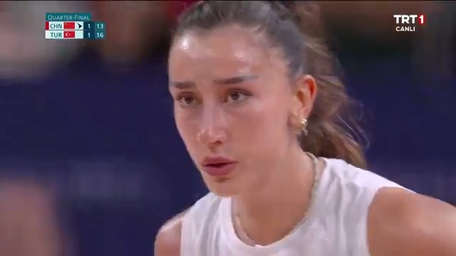 Hande Baladın sakatlığına rağmen oyuna devam ediyor. Bu gözyaşları mutluluk gözyaşlarına dönecek, inanıyoruz!