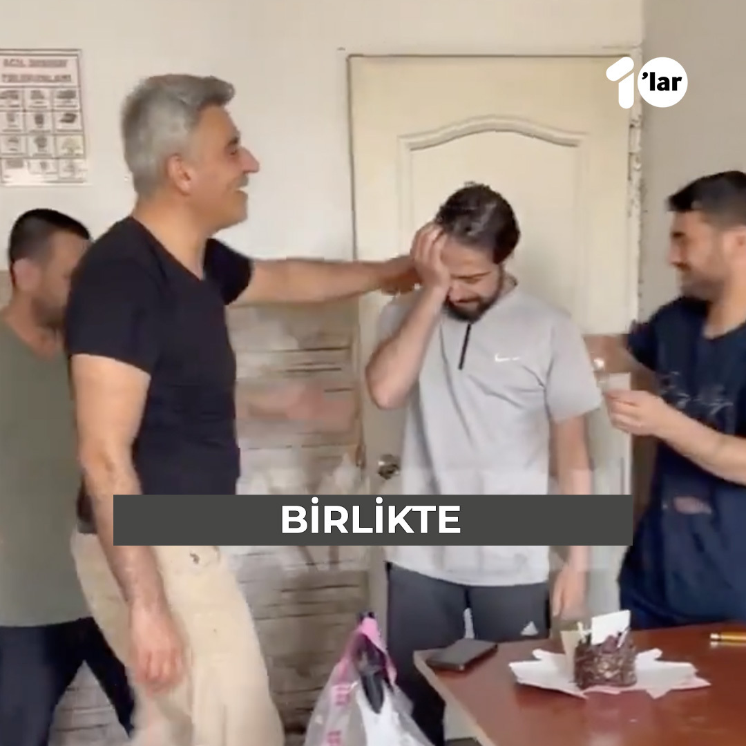 İş arkadaşları Suriyeli sığınmacıya doğum günü sürprizi yaptı. Suriyeli genç, gözyaşlarını tutamadı.