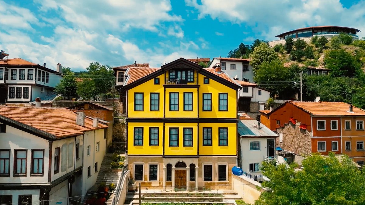 Ilgaz Dağları'nın serin havasında doğa yürüyüşleri yapıyor, tarihi Kastamonu evlerinin büyüsünü birlikte deneyimliyoruz. Eşsiz güzellikleri, muazzam manzaraları ve tarihi yapılarıyla Kastamonu, keşfetmeniz için sizi bekliyor. #TürkHavaYolları