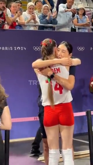 İki eski dost; Eda ve Kim, Türkiye-Çin maçı sonrası bir arada 🤝