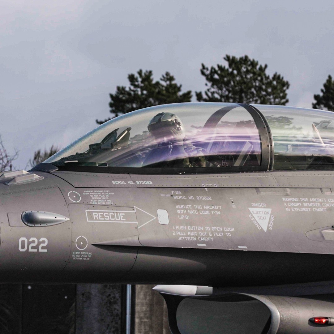F-16s have arrived in Ukraine 🇺🇦 Look back at Danish instructors training Ukrainian pilots, technicians and ground crew how to fly and maintain the fighter jets ↓ #StandWithUkraine