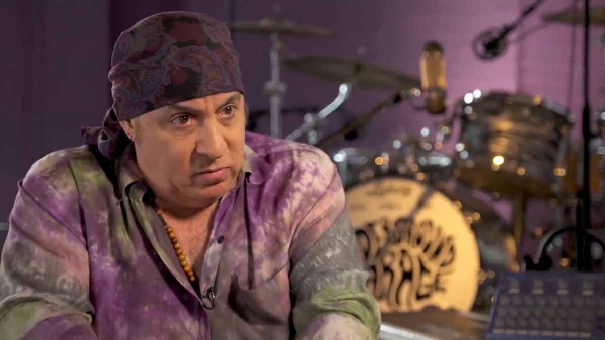 .🇺🇸🇮🇱🇺🇦🕉Stevie Van Zandt☮️💙's close friendship with Bruce Bruce Springsteen helped him fully embrace his role on 'The Sopranos'.