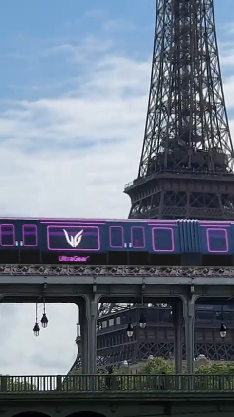 Votre quotidien se transforme en jeu avec UltraGear : même votre trajet en métro peut devenir fun. Avec un peu de chance, vous allez rater votre arrêt et continuer à jouer ! #UltraGear #LifesGood #LG