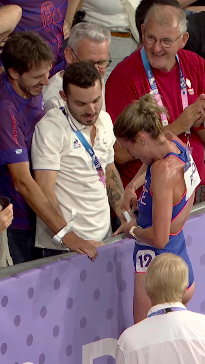 ESA NO LA VEÍAS VENIR 😍💍🇫🇷 Quién diría que Alice Finot compitió en #Paris2024 con un anillo de compromiso escondido en su indumentaria, para proponerle matrimonio a su pareja después de su prueba de atletismo #ParísEsTuyo