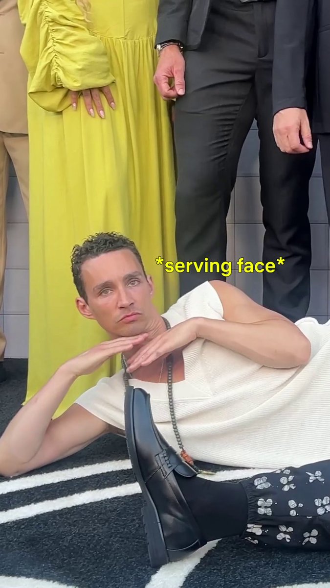 In which The Umbrella Academy attempts to take * one * group photo.