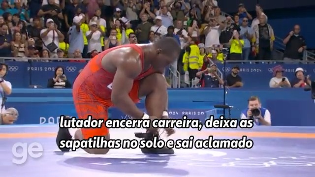 Após conquistar sua quinta medalha de ouro em cinco Olimpíadas, o cubano Mijaín López encerrou sua carreira na luta greco-romana deixando suas sapatilhas no centro da arena. Bonito momento.