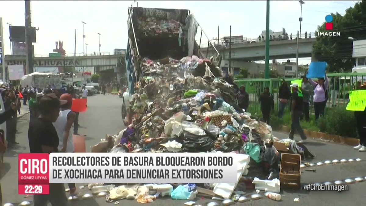 Por más de 9 horas, recolectores de basura de #Chimalhuacán bloquearon la avenida Bordo de Xochiaca. Aseguran que grupos criminales los extorsionan y les piden hasta 50 mil pesos a la semana para dejarlos trabajar: