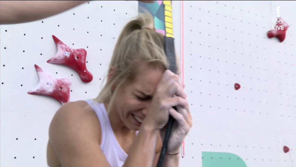 WHAT A FINISH. By a margin of .08 seconds, Poland's Aleksandra Miroslaw makes history as the FIRST women's Olympic gold medalist in speed climbing! 🇵🇱🧗‍♀️ #ParisOlympics