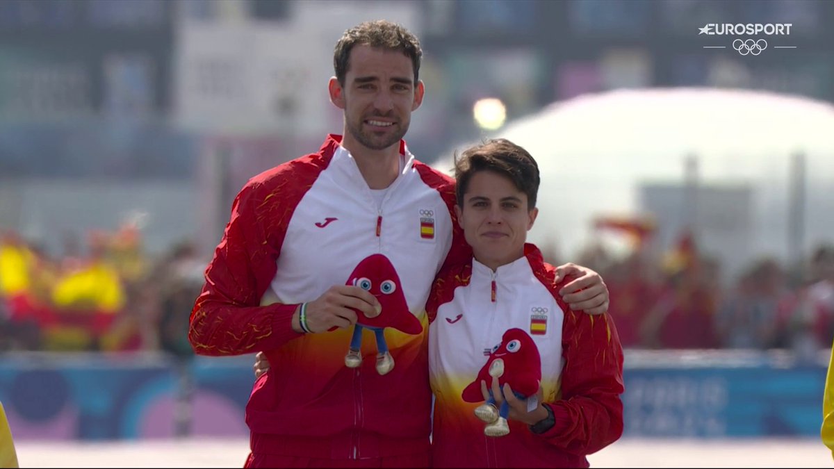 ALVARO MARTÍN Y MARÍA PÉREZ 🇪🇦 recogiendo su merecida MEDALLA DE ORO 🥇