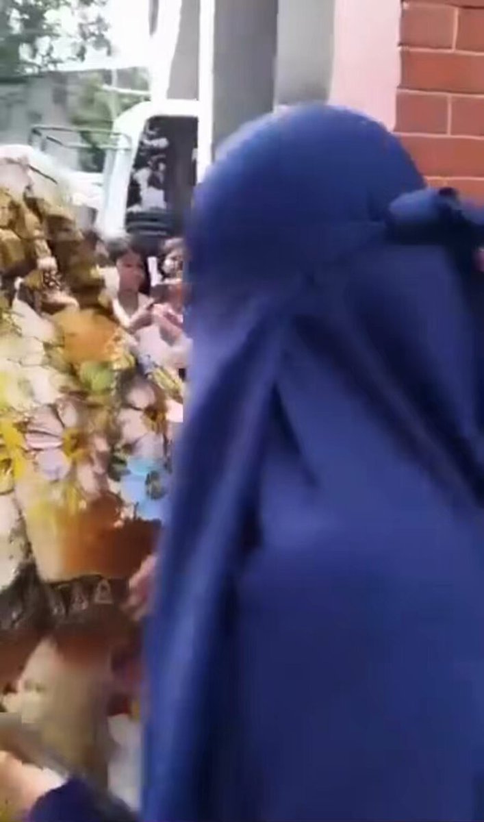 Le donne indù in #Bangladesh vengono rapite e vendute come schiave dagli islamici. Un abominio di cui non sta parlando nessuno. NON NE STA PARLANDO NESSUNO.