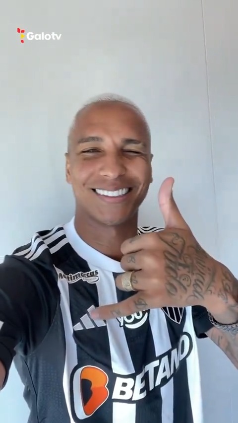 Você piscou e o carismático Deyvinho já vestiu a camisa e deu seu primeiro recado para a Massa! #DeyversonÉGalo 😉🐔
