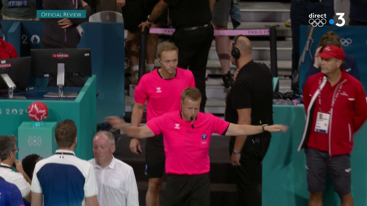 🤾🇫🇷 Grosse désillusion pour l’équipe de France de #handball, éliminée dès les quarts de finale après une défaite 34-35 face à l’Allemagne. C'était le dernier match de la carrière du Français Nikola Karabatic. (France 2) #Paris2024