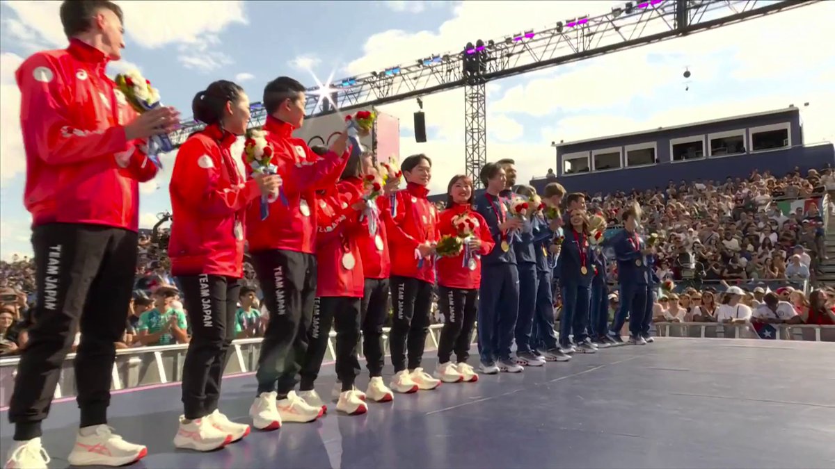 The Star-Spangled Banner plays for the United States’ 2022 Winter Olympic figure skating gold medalists. 🇺🇸