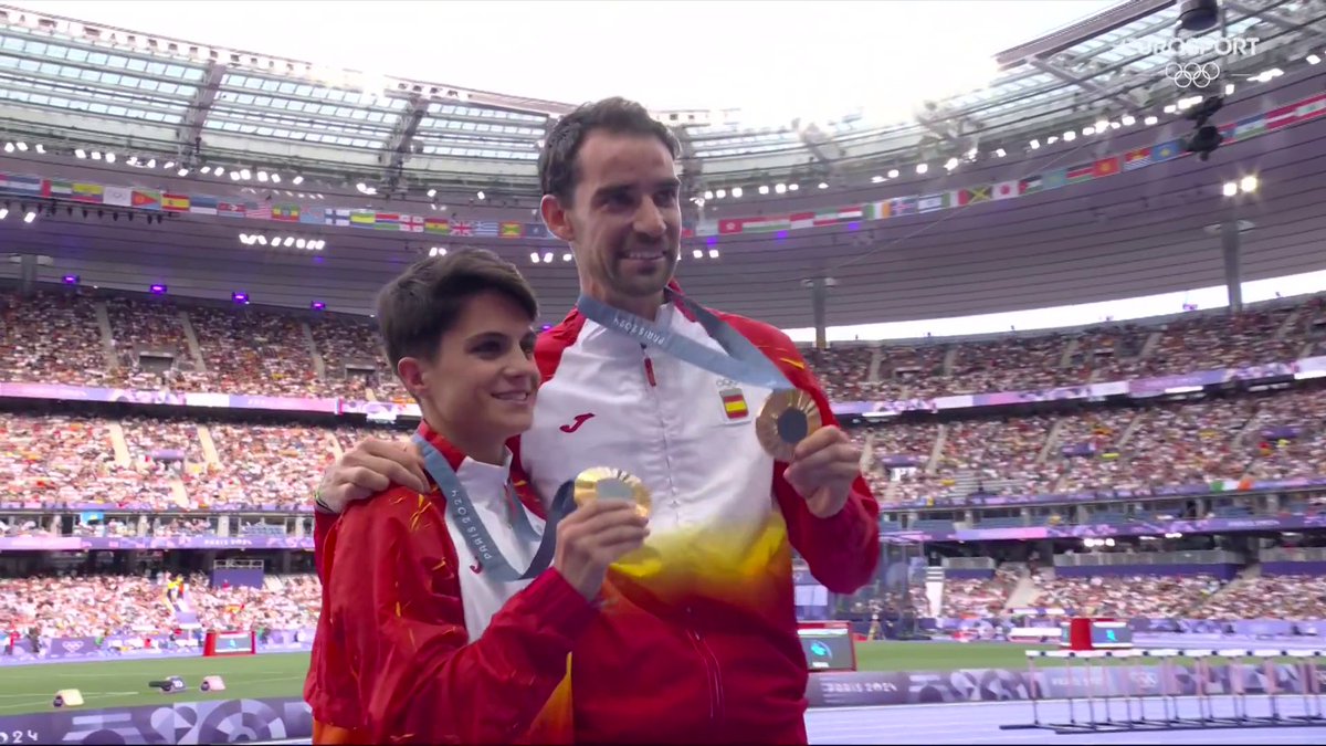 🇪🇸 Vuelve a sonar el 𝐡𝐢𝐦𝐧𝐨 𝐝𝐞 𝐄𝐬𝐩𝐚𝐧̃𝐚 en París, esta vez en el 𝑆𝑡𝑎𝑑𝑒 𝑑𝑒 𝐹𝑟𝑎𝑛𝑐𝑒 🏅 María Pérez OLY y Álvaro Martín Uriol reciben el oro en relevo mixto Paris 2024 | #Paris2024 | #Athletics