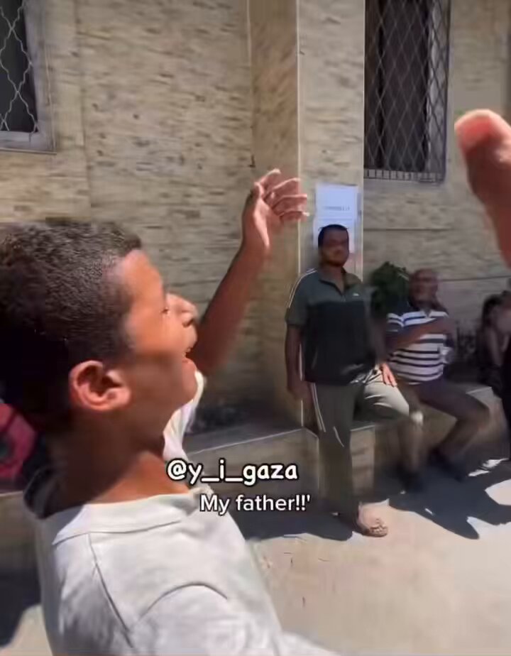 Al Shuja'iyah'ın oğlunun şehit olan babasına son veda anı! “Canım babam! Benim babam garibandı.. Sana söz veriyorum seni unutmayacağım.”