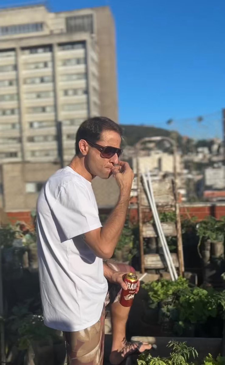 “Oq vc faz pra passar o seu tempo?” Eu: