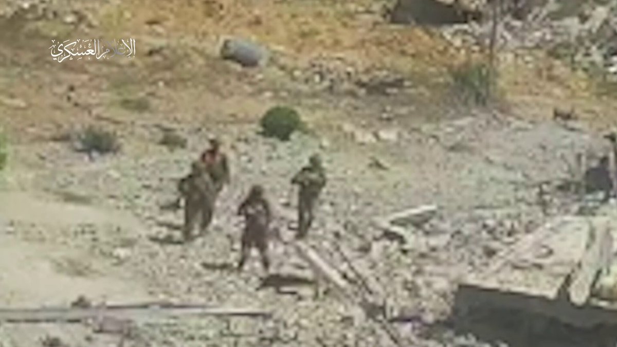 قطعهم شباب الحارة مزعهم أشلاء لعيونك يا أبو العبد هنية مره وأثنين وعشرة 🔥🔥 أقولها بفخر وعزة ، هؤلاء أبناء الحي الذي كبرت فيه، وهنا نشأت لأعيش فخوراً بتلك المشاهد. مكان تنفيذ العملية قريب جداً من الشريط الحدودي، ويعد أقرب نقطة سكانية في حي الفراحين شرق خانيونس ، هذا المكان دمرته إسرائيل بشكل كامل قبل أربعة شهور ، المقاومة تقاتل من تحت الأنقاض ببسالة في الخطوط الأمامية والأولى. هنا كانت أول نقطة يصلها الجيش الإسرائيلي بشكل متخفي ، وبعد تلك العملية غادر على الفور وانسحب. كلي فخراً بكم، رفعتوا رأسنا. يسعد دينكم وينصركم ويحفظكم.