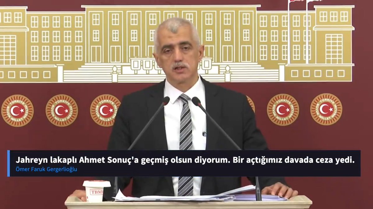 Bunu dinle Jahrein ve böyle çirkin kelimeler kullanma bak cezalandırılıyorsun. Bir sürü para ödedin ödeyeceksin. Daha da ödeyeceksin. Halin bu. Bir insan bu tür çirkin kelimelerle cezalandırılıyorsa kendisi için büyük bir utançtır ama belli ki buna razı ve bunu talep ediyor.